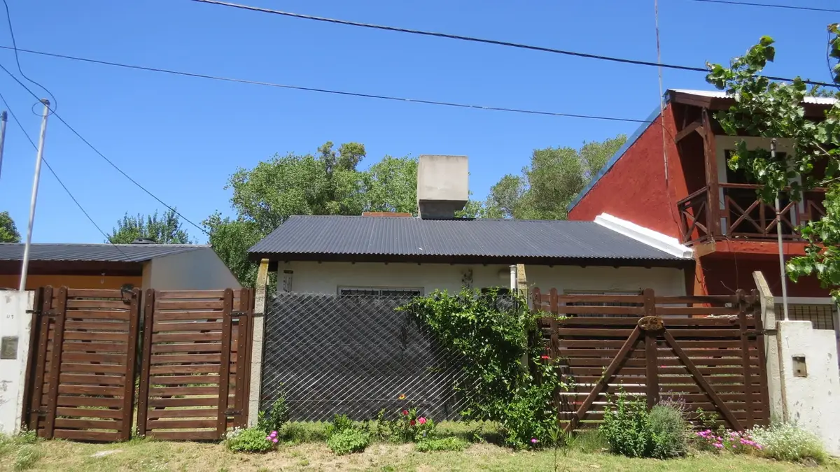 Casa con amplio parque – Calle 42 N°956, Las Toninas.