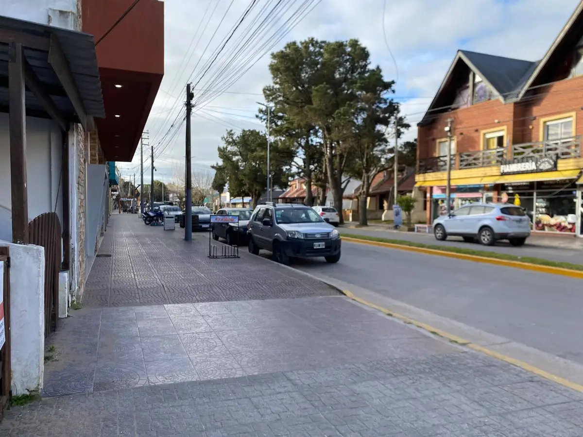 Dúplex sobre avenida comercial – Zona Centro, Las Toninas - Imagen 1