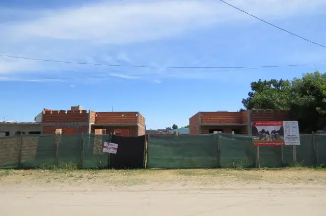 Complejo de 6 departamentos de 3 ambientes – Calle 24 N° 561 e/ 7 y 9 , Las Toninas