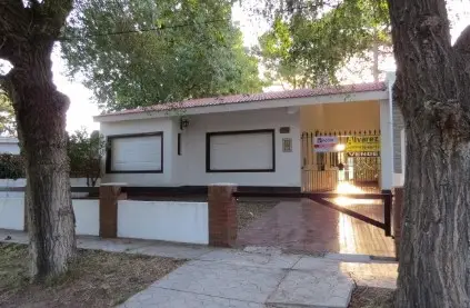 Amplio Chalet con Parque – Calle 13 N° 1779, Las Toninas