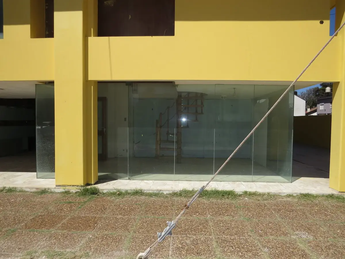 Local Comercial con Entrepisos – Calle 42 e/ 1 y 3, Las Toninas