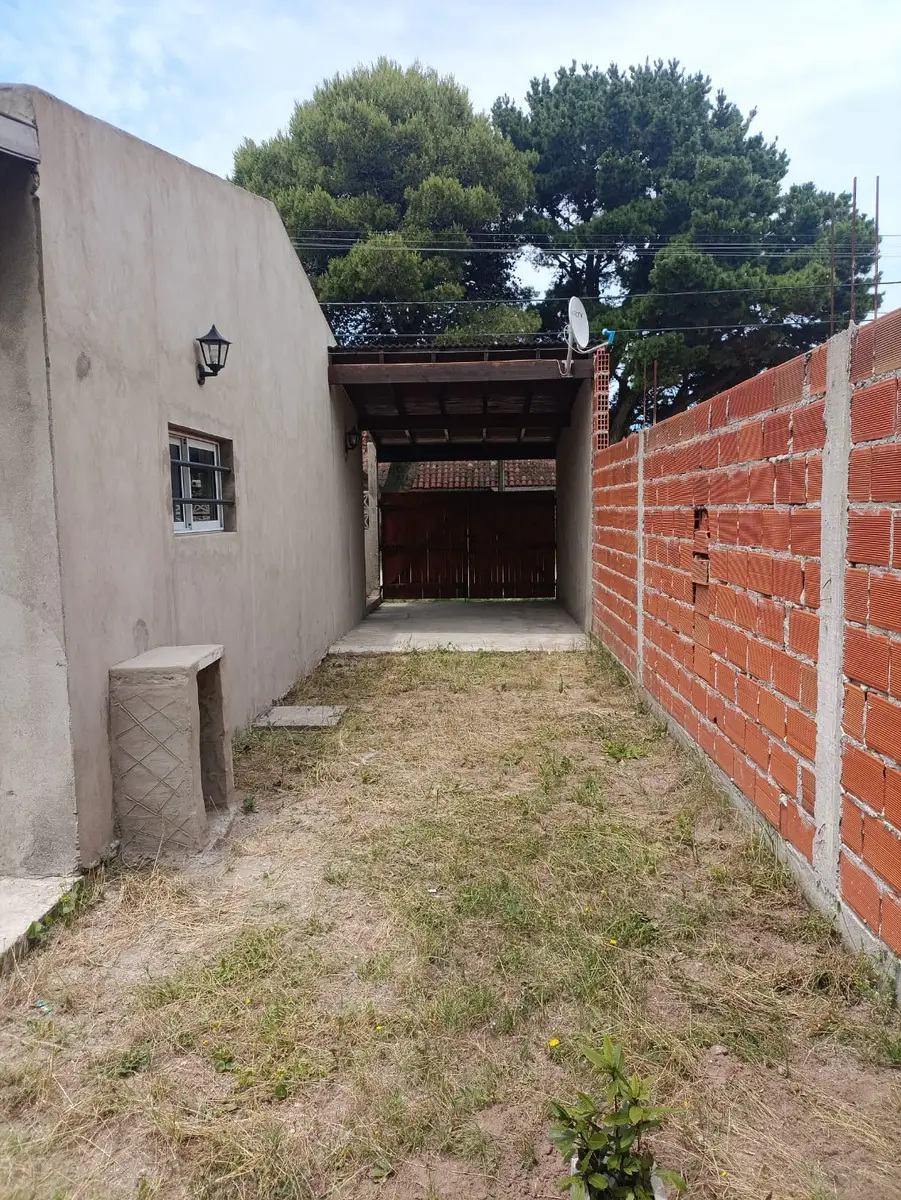 Casa Sola en Lote con Patio y Garage – Santa Teresita - Imagen 11