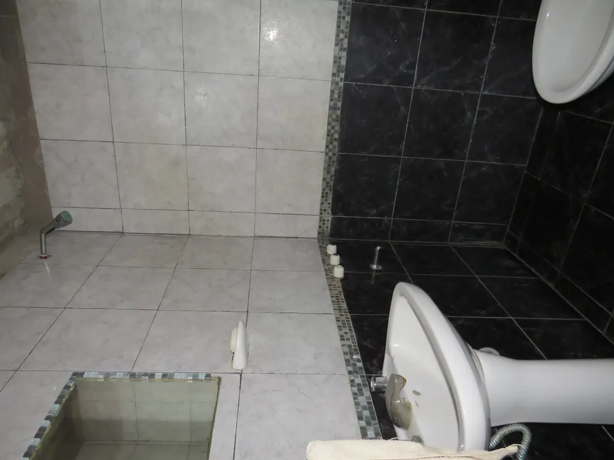 Ideal para Vivienda Multifamiliar e Inversión – Amplio Lote con 3 Construcciones - Imagen 3