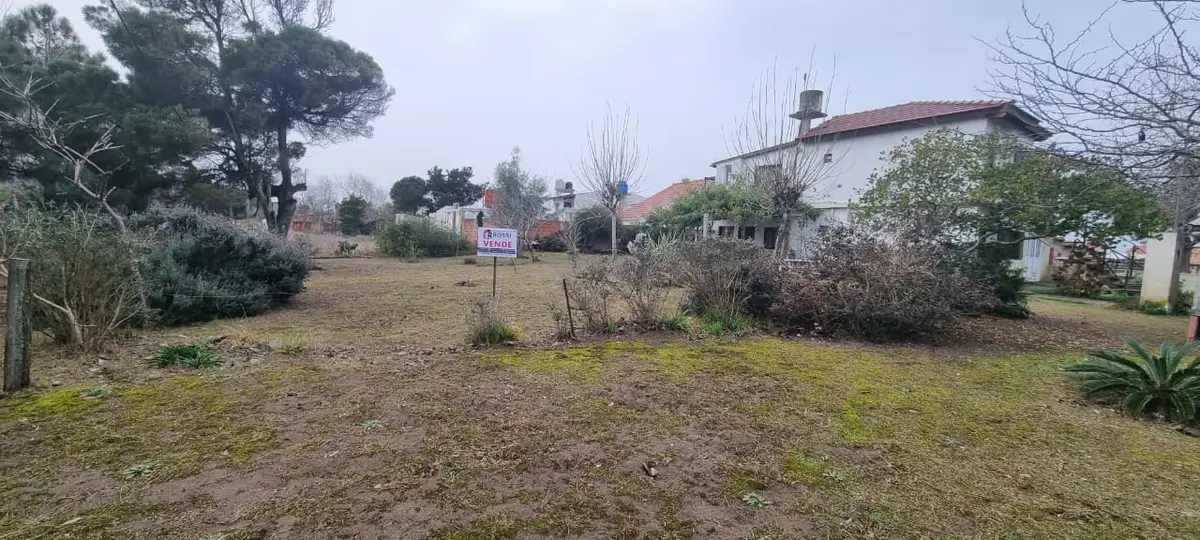 Lote en zona residencial – Calle 54 e/7 y 5, Las Toninas. - Imagen 1