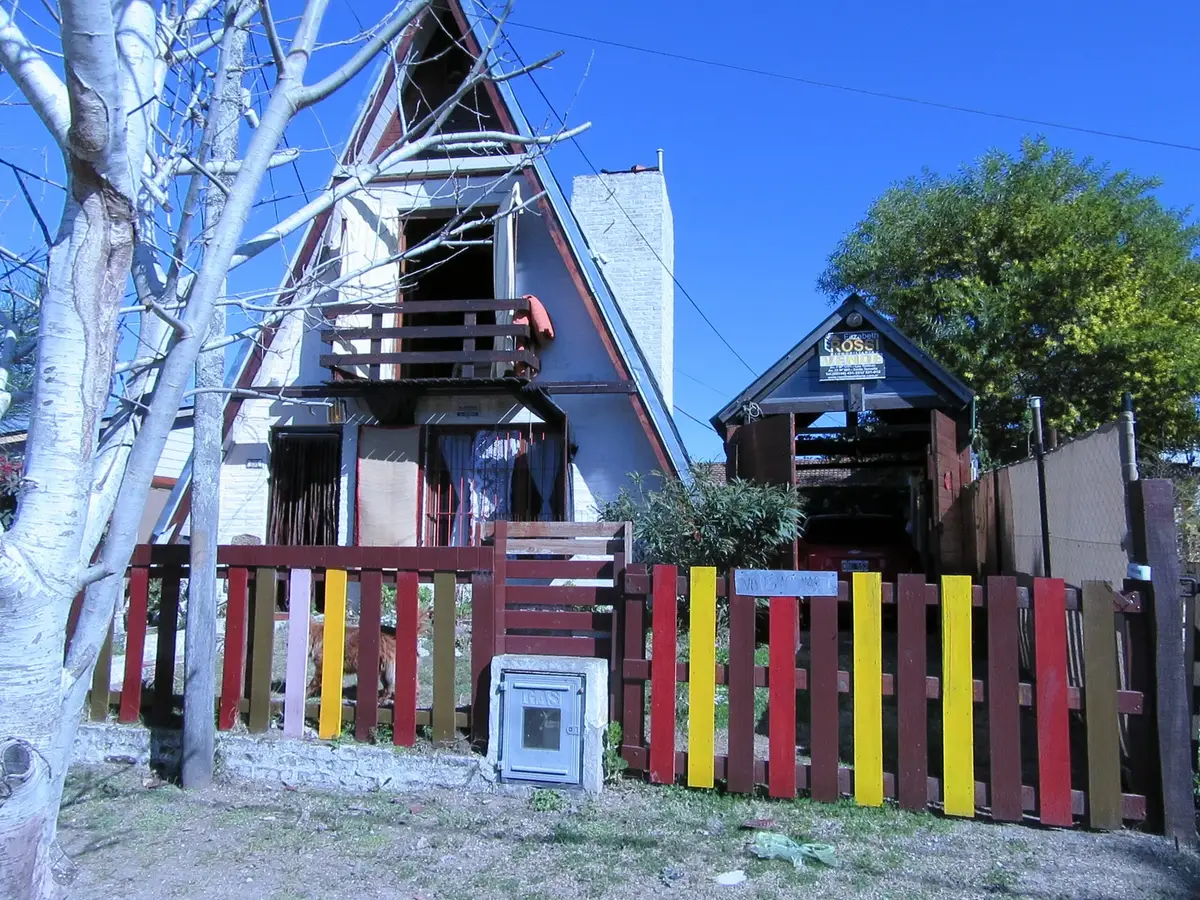 Casa alpina + departamento independiente. –Calle 7 N°633 e/16 y 18 , Las Toninas