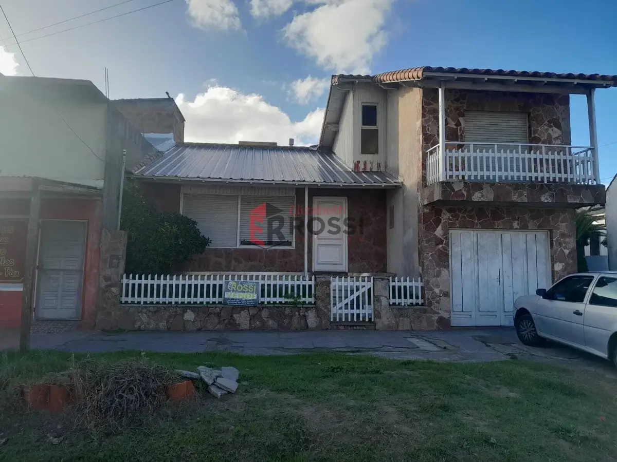 Casa a metros del mar con garaje y parrilla – Zona Calle 1, Las Toninas